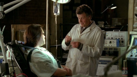 Fringe-1x03-The-Ghost-Network_421