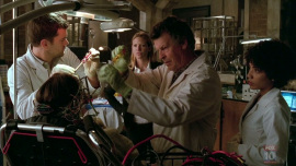 Fringe-1x03-The-Ghost-Network_440