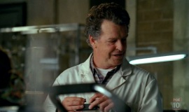 Fringe-1x03-The-Ghost-Network_459